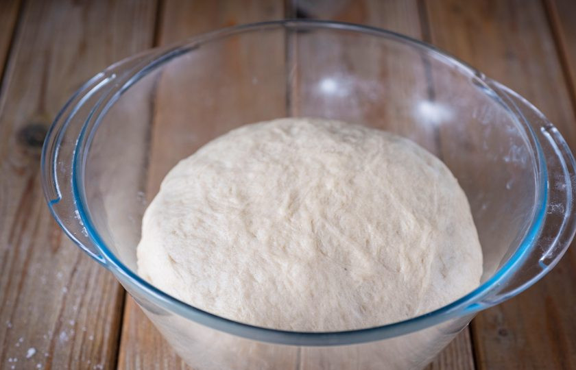 1. Этап. Булочки с грецкими орехами и корицей: Тесто должно получиться мягким, к пальцам не должно прилипать. При необходимости контролируйте количество муки самостоятельно, ориентируясь на итоговую консистенцию теста. Тесто округлим в миске, накроем миску кухонным полотенцем и оставим в таком положении на час подниматься.