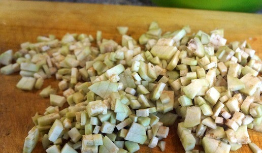 1. Этап. Курица с овощами в духовке: Мелким кубиком порезать очищенный баклажан.