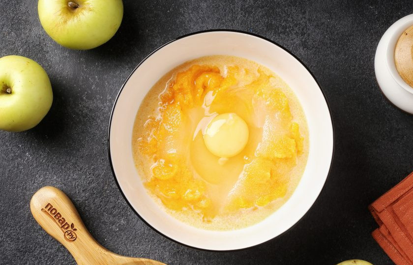 1. Этап. Тыквенный пирог с яблоками: Добавьте к тыкве молоко, сахар и яйцо.