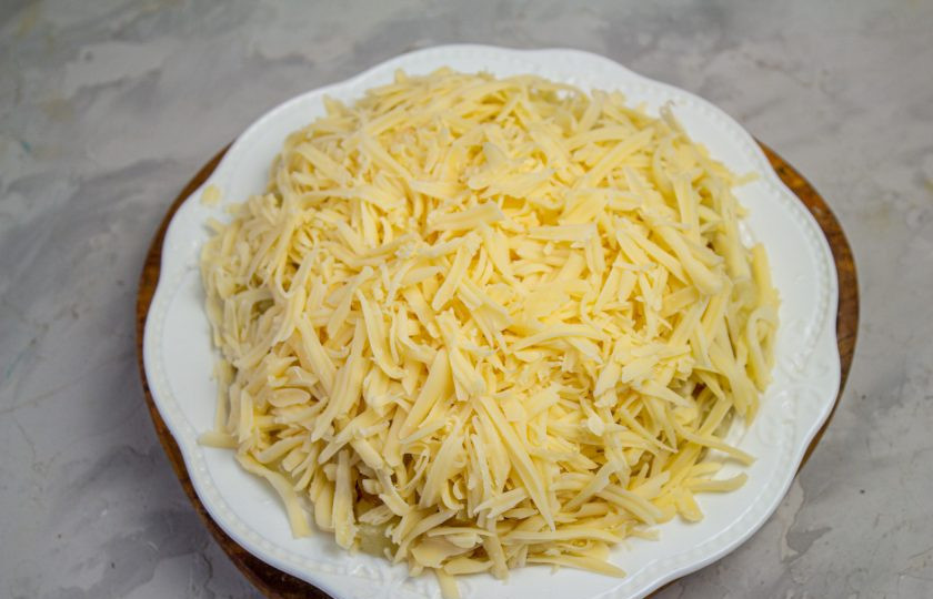 1. Этап. Салат Екатерина Мудрая: Натрите сыр на средней терке и выложите на салат.