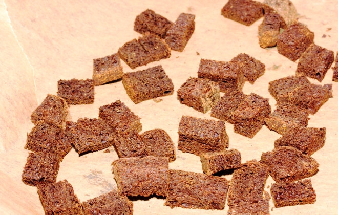 1. Этап. Хлебный квас: И просушите его в духовке около часа при 150 градусах.