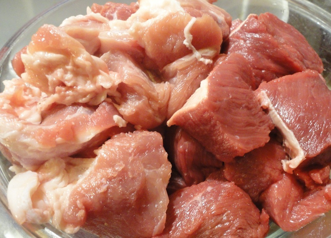 1. Этап. Мясной пирог Бабушкин голубчик: И так, начнем с приготовления фарша. Я взяла пополам говядину и свинину.