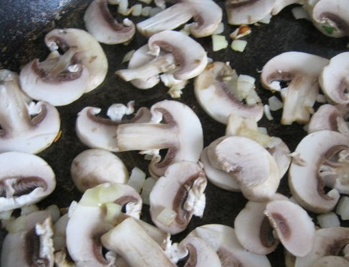 1. Этап. Грибной суп с курицей: Оставшийся лук с грибами обжариваем в масле.