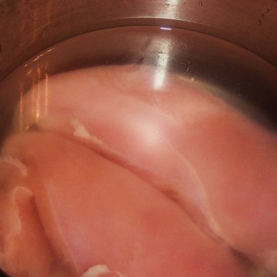 1. Этап. Пирожки с курицей и картошкой: Куриные грудки промываем и ставим вариться.