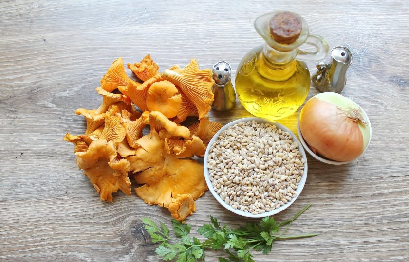 1. Этап. Перловка с лисичками: Подготовьте все необходимые ингредиенты для приготовления перловки с лисичками. Лисички почистите, сполосните и обсушите.