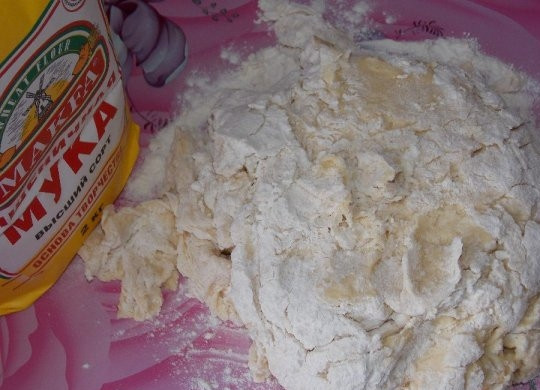 1. Этап. Пресное тесто на кефире: 4. Важно не переборщить с мукой и хорошо размять тесто, чтобы оно было гладким и мягким. После замеса уберите его в холодильник на 15-20 минут, после чего можно приступать непосредственно к выпечке.