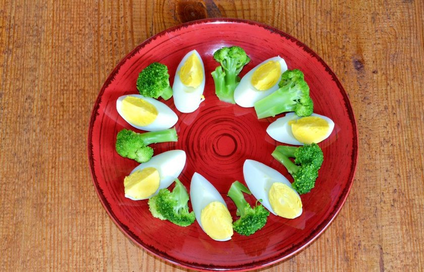 1. Этап. Салат из брокколи и огурцов: Распределите брокколи, разделив на соцветия крупные кусочки.