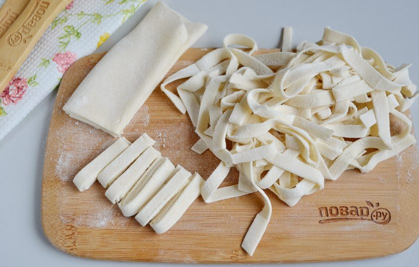 1. Этап. Шима блюдо: Притрусите мукой тесто, сверните в трубочку, порежьте.