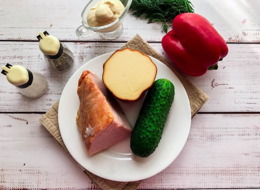 1. Этап. Салат София с копченым сыром: Подготовьте все необходимые ингредиенты.