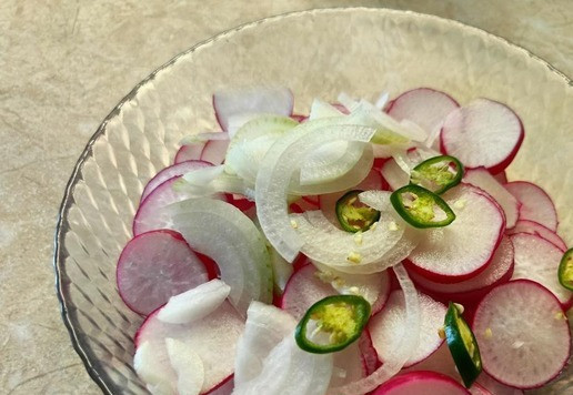 1. Этап. Маринованный редис с луком: Редиску нарезать колечками. Лук перьями или полукольцами. Острый перец по вкусу, можно не класть совсем. Перемешать.