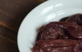 1. Этап. Печень с яблоками: Печенку моем, обсушиваем салфеткой, очищаем от пленок и нарезаем небольшими кусочками.