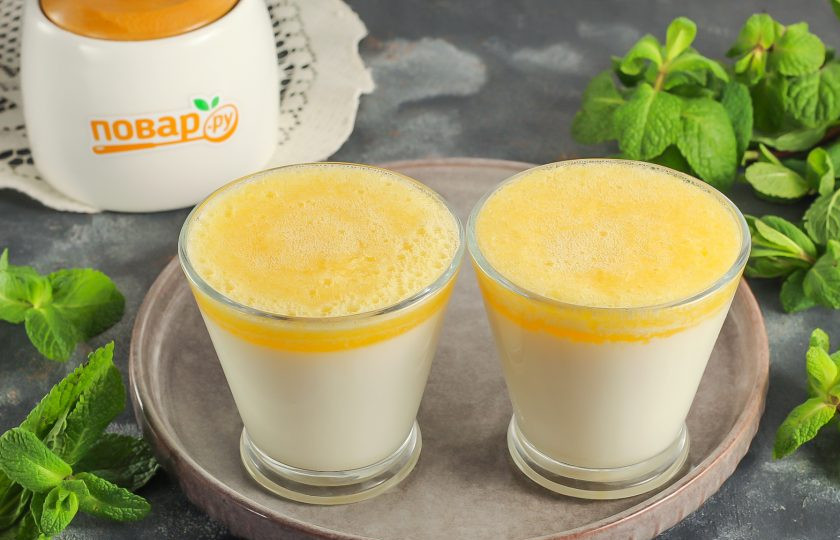 1. Этап. Панна-котта с манго: На застывший сливочный слой выложите манговое пюре и украсьте панна-котту по своему вкусу.