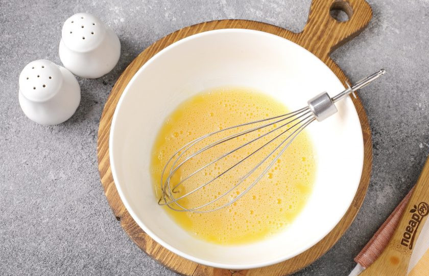 1. Этап. Омлет с брокколи в микроволновке: Яйца взбейте с солью.