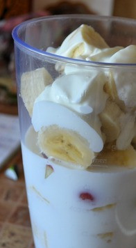 1. Этап. Смузи с нектарином и бананом: К хлопьям добавить кусочки фруктов. Влить молоко, добавить йогурт. Измельчить погружным блендером до однородности.