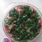 Закуска из помидоров Для начала сделаем маринад. Смешиваем масло+вода+уксус. Добавляем сахар+соль. Всё перемешать. Отставить в сторонку. Во второй ёмкости болгарский перец натереть на крупной терке, туда же измельчить ножом жгучий перчик и выдавить чеснок, перемешать. В третьей ёмкости измельчить укроп+петрушка, перемешать. Берём глубокую ёмкость (я взяла стеклянную кастрюльку), помидоры режем дольками, делим на 3 части. Первую часть выкладываем на дно, сверху покрываем смесью перцев с чесноком, затем зелень и поливаем частью маринада. И снова помидоры+смесь перцев+зелень+маринад. Так до конца, у меня получилось в 3 слоя, разделила изначально на 3 части. Теперь нашу закуску закрываем крышкой и убираем в холодильник на 8 часов. Помидорчики промариновались. Вот такая она яркая, красивая, ароматная. Кисло-сладкий вкус с остринкой. Приятного аппетита! 1 2 3