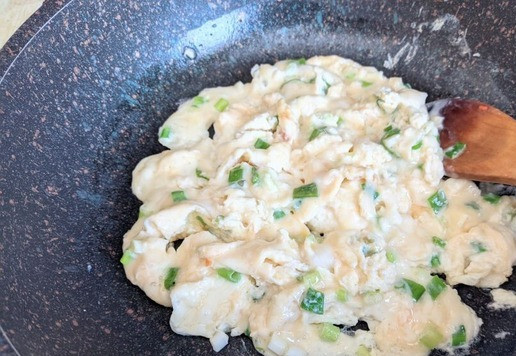 1. Этап. Техасские тосты с индейкой и яичницей: На чистую горячую сковороду кладём 2 ст. л. сливочного масла, выливаем яичную смесь. Обжариваем на среднем огне, помешивая, пока не образуются мягкие кусочки, 3-4 минуты. Солим, перчим. Помните, что сыр солёный. Убираем яичницу на тарелку, чтобы остановить жарку, и она оставалась мягкой.