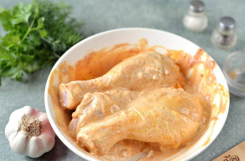 1. Этап. Курица в сметане с аджикой: Хорошенько натрите куриные ножки маринадом, отставьте в сторону минут на 30 мариноваться.