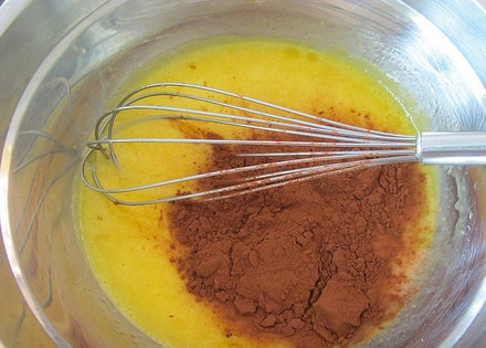 1. Этап. Шоколадный бисквит для торта: 3. Влейте в миску молоко, добавьте какао-порошок, снова перемешайте.