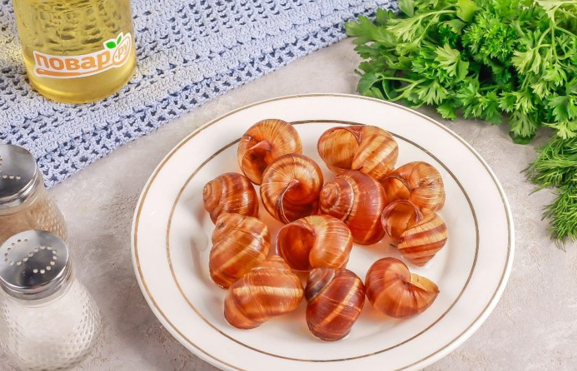 1. Этап. Виноградные улитки по-бургундски: Ракушки промойте в воде, тщательно сполосните, стряхните лишнюю влагу и выложите на тарелку.