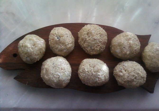 1. Этап. Котлеты из карпа: Из приготовленного фарша лепим мокрыми руками небольшие и аккуратные котлетки.