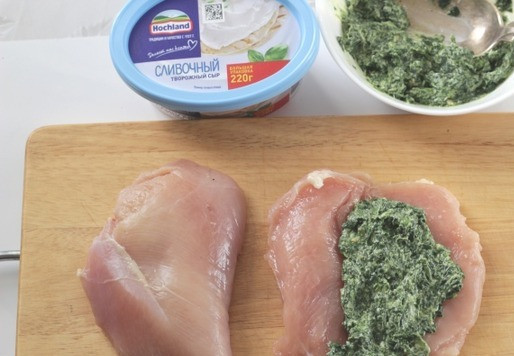 1. Этап. Фаршированная куриная грудка в беконе: Выложить приготовленную начинку на грудку, накрыть второй половинкой, сверху можно посыпать любимыми травками