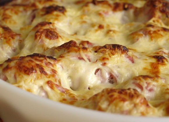 1. Этап. Мясо с цветной капустой в духовке: 6. Запекаем капусту с мясом около 25-30 минут, после чего подаем к столу. Получается блюдо в виде запеканки.