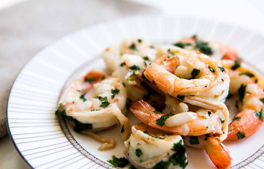 1. Этап. Креветки с чесноком и лаймом: 5. Подавайте блюдо горячим или при комнатной температуре.