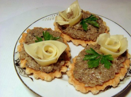 1. Этап. Икра из белых грибов: Готовую икру выкладываем в салатник и украшаем зеленью. Икру можно подавать к столу в качестве праздничной закуски.