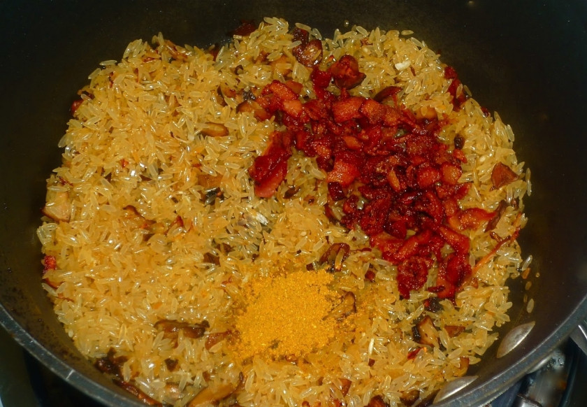 1. Этап. Плов со свининой в кастрюле: 2. Добавим теперь промытый рис, обжарим все вместе, пока рис не станет румяным. Всыпаем теперь все специи, добавим морковь кружочками и заливаем все ингредиенты кипятком. На маленьком огне под крышкой тушим 40 минут.