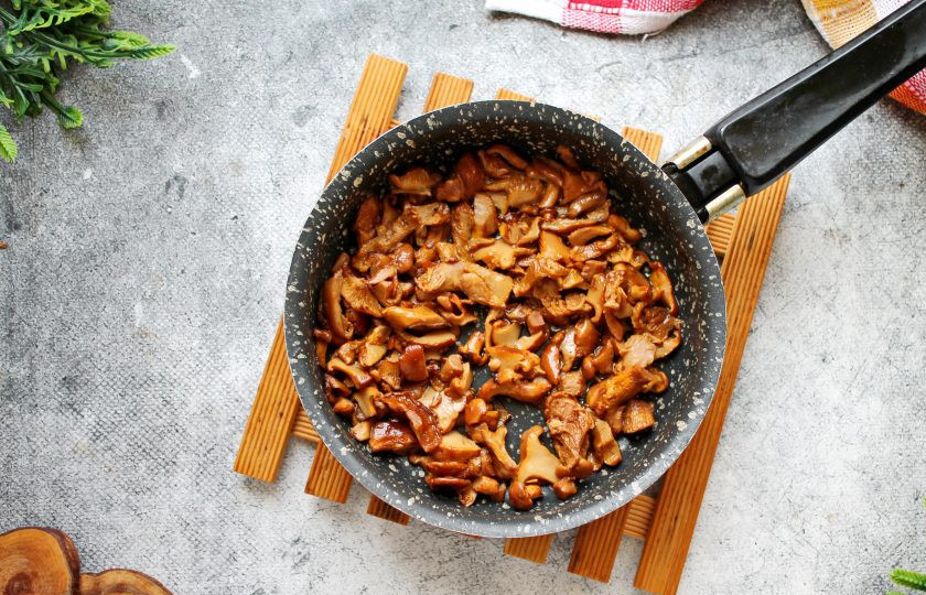 1. Этап. Салат Арбузная долька с курицей и грибами: В сковороду налейте растительное масло и разогрейте на среднем огне. Выложите в сковороду грибы, у меня замороженные лисички, и обжаривайте до готовности и выпаривания жидкости. Снимите сковороду с огня и остудите.