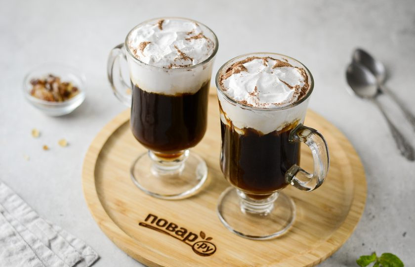 1. Этап. Кофе по-ирландски: Украсьте кофе взбитыми сливками и подавайте напиток к столу.