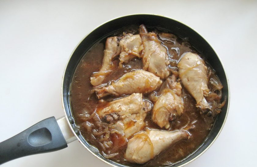 1. Этап. Курица в кисло-сладком луковом соусе: Накройте сковороду крышкой и томите курицу в луковом соусе 45-50 минут.