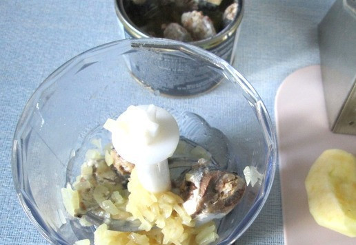 1. Этап. Сливочное масло с сардинами: Сардины поместить в блендер, туда же лук.