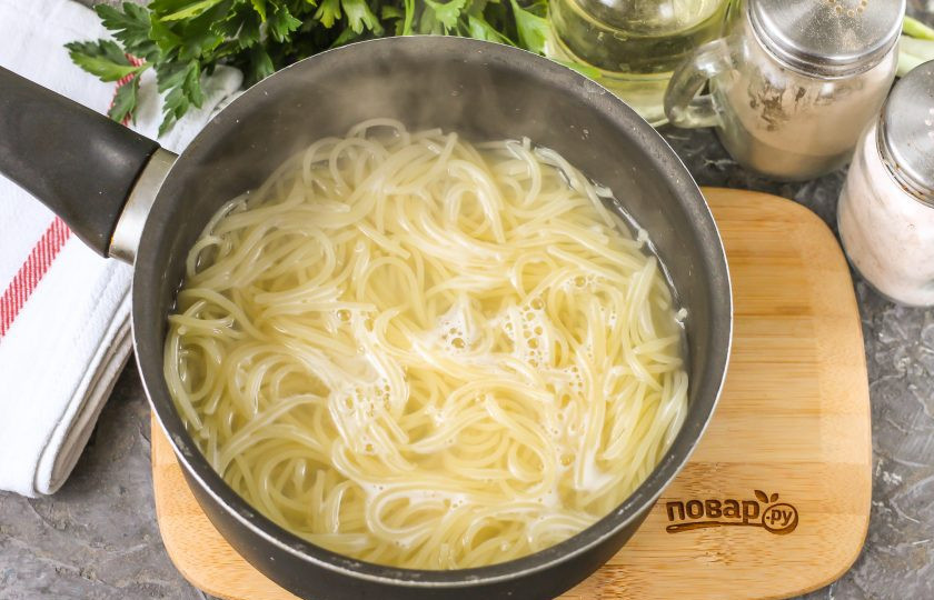 1. Этап. Паста с креветками в томатном соусе: Влейте в казан или ковш воду, посолите ее и доведите до кипения. Выложите в воду спагетти и отварите их согласно инструкции на упаковке.