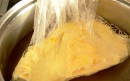 1. Этап. Сырный рулет с семгой: Твердый сыр трем на крупной терке и перекладываем в пакет. Затем опускаем пакет с сыром в кипящую воду, держим там 2-3 минуты.