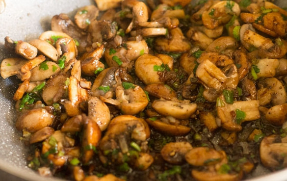 1. Этап. Грибы шампиньоны жареные: Затем добавьте сельдерей, соль и перец по вкусу. Грибы жарьте, пока не испарится вода и грибы не приобретут золотистый оттенок.