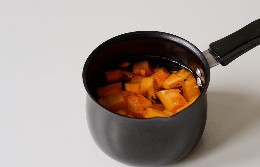 1. Этап. Постное тыквенное печенье: Тыкву нарежьте кубиками, переложите в ковшик, добавьте воду и варите до мягкости.