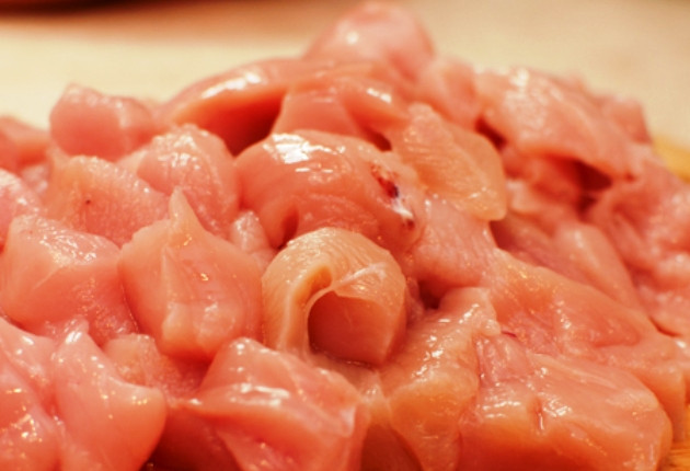 1. Этап. Куриные кусочки в сливках: Вымойте и порежьте куриное филе.