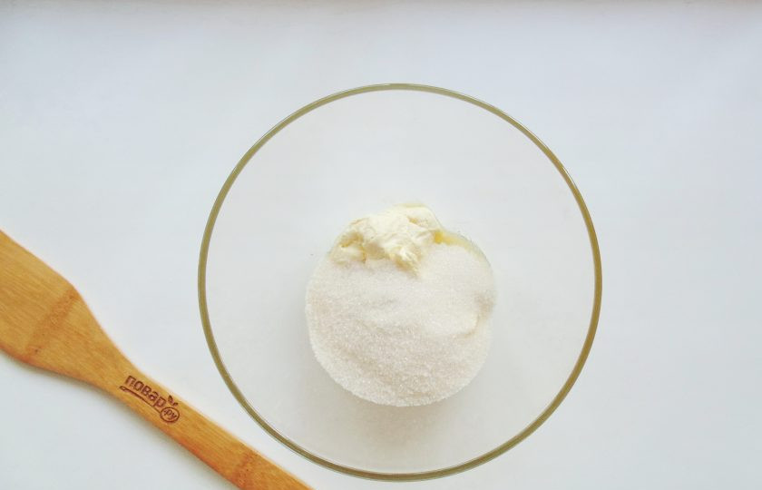 1. Этап. Пирог с орехами и вареньем: В миску с маслом насыпьте сахар и тщательно перемешайте.