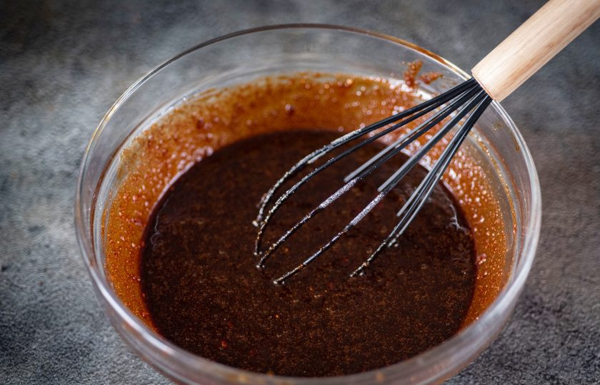 1. Этап. Пирог с патокой: Все перемешайте венчиком до получения однородной смеси.