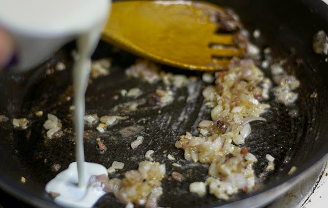 1. Этап. Пирожки с куриной начинкой: Куриные бёдра уберите, а в сковороду добавьте лук. Обжарьте его 2 минуты. Потом к нему добавьте чайную ложку муки и эстрагон. Также влейте сливки.