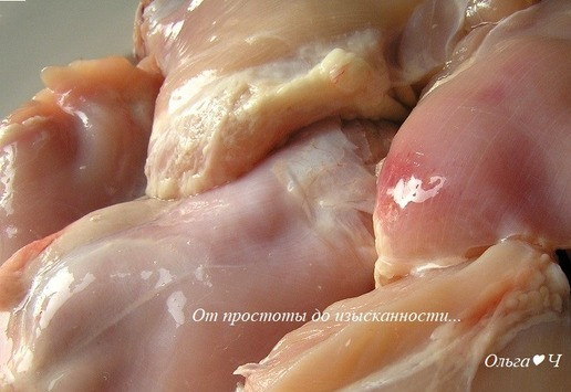 1. Этап. Оссобуко из курицы: Куриные бедра промойте, обсушите, посолите, поперчите, я еще снимаю кожу.