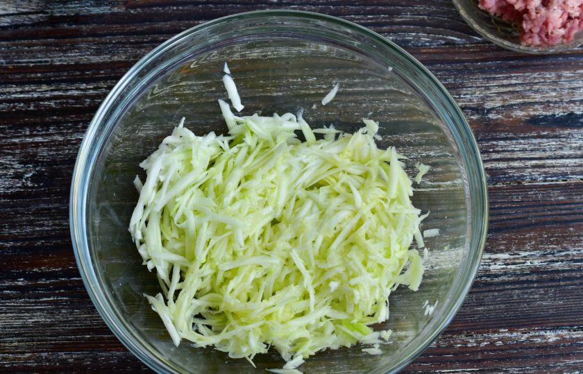 1. Этап. Колдуны из кабачков: Вымойте, очистите и натрите на крупной терке кабачок.