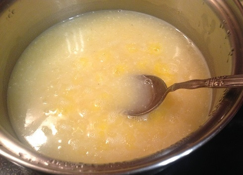 1. Этап. Полента с вялеными помидорами в беконе: 2. Засыпаем крупу в кипящую воду и варим на огне чуть меньше среднего, постоянно помешивая. Время варки указывается на упаковке. Моя крупа варится 20 минут.