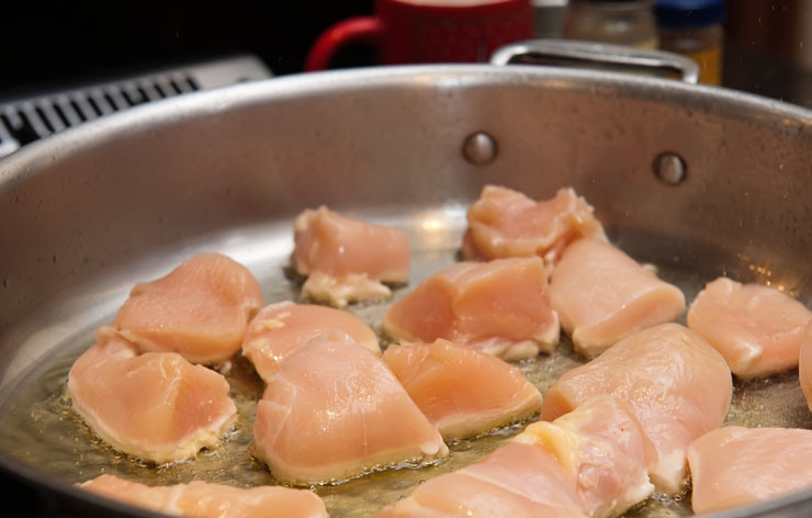 1. Этап. Курица с лаймом: Налейте немного оливкового масла в большую сковороду, ровно столько, чтобы слегка покрывало дно. Разогревайте сковороду на среднем огне, чтобы она не была слишком горячая. Добавьте курицу и пусть она спокойно готовится.