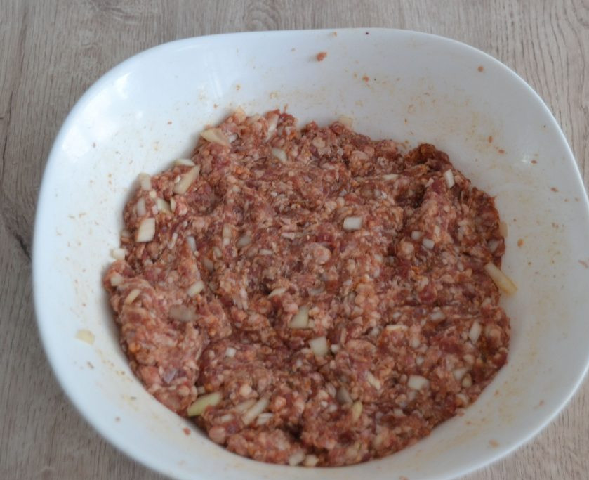 1. Этап. Чевапчичи по-сербски: Хорошо вымешайте фарш, отбейте, уберите в холодильник на 2-3 часа, можно на ночь.