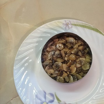 1. Этап. Салат Родные рядом: Посолить и поперчить по вкусу, затем выложить на мясной слой.