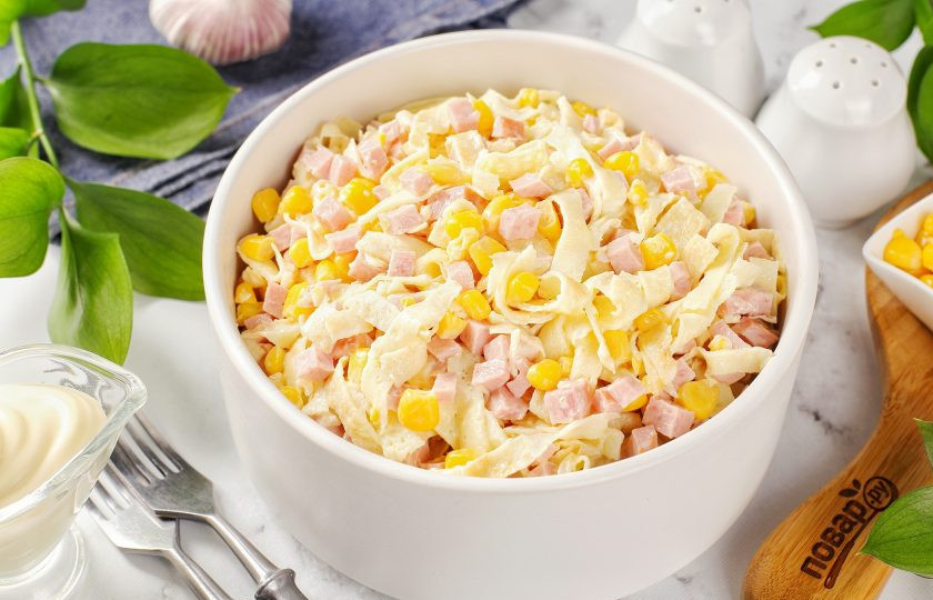 1. Этап. Салат с яичными блинчиками: Салат с яичными блинчиками готов. Приятного аппетита!