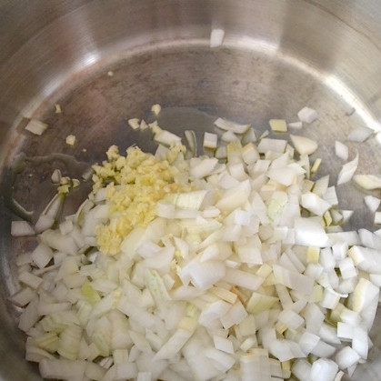 1. Этап. Запеченные спагетти с сосисками: Лук нарезаем небольшими кубиками, чеснок выдавливаем. Обжариваем лук с чесноком на среднем огне в оливковом масле до приятного аромата и мягкости лука (около 4-5 минут).