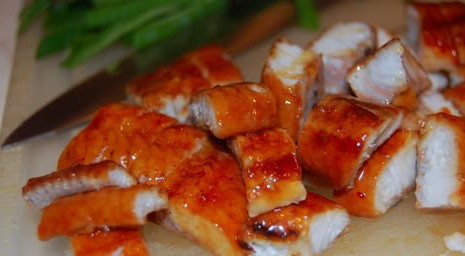 1. Этап. Сливочный суп с угрем: В кастрюльку наливаем воду и ставим на огонь. Когда она закипит, добавляем рыбный бульон 